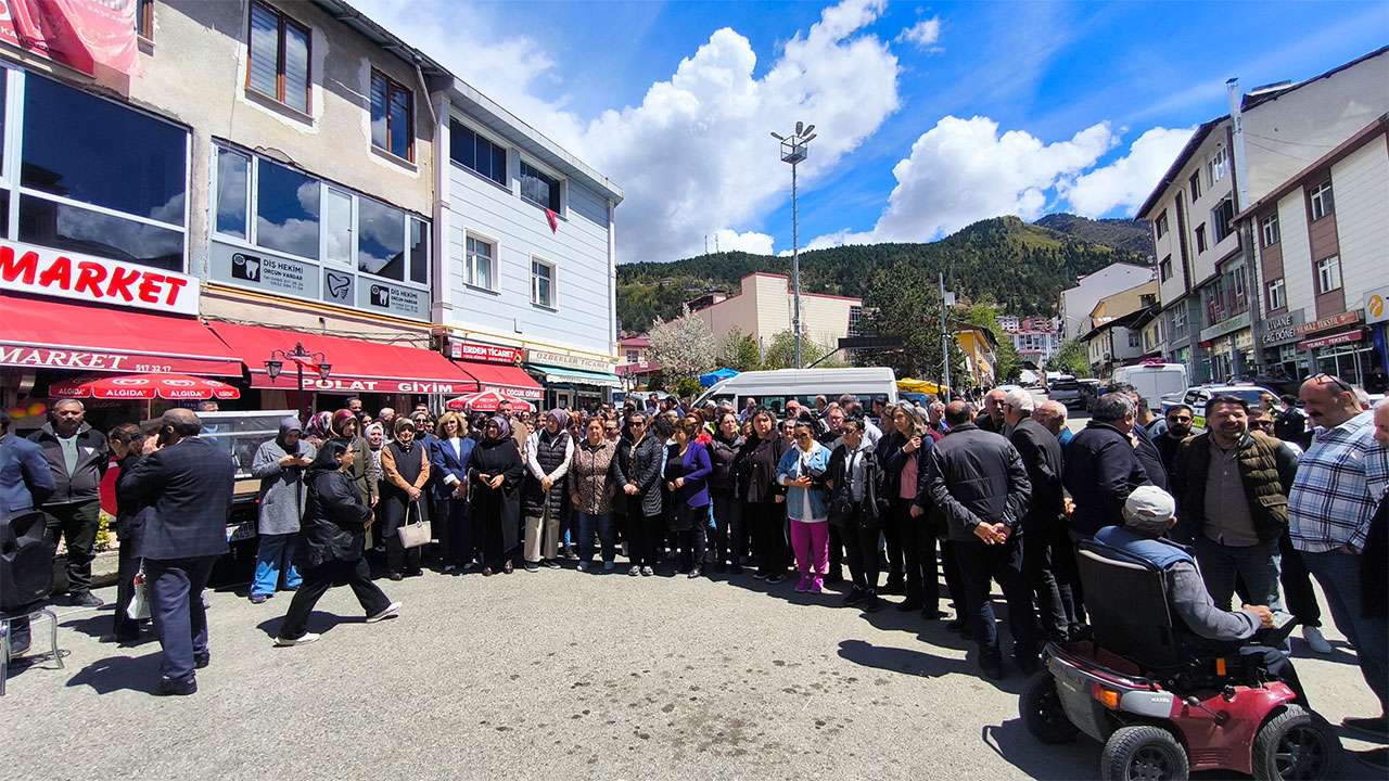kizinin-istismar-sikayeti-icin-gittigi-emniyette-hayatini-kaybden-anne-icin-savsat-tek-yurek-oldu