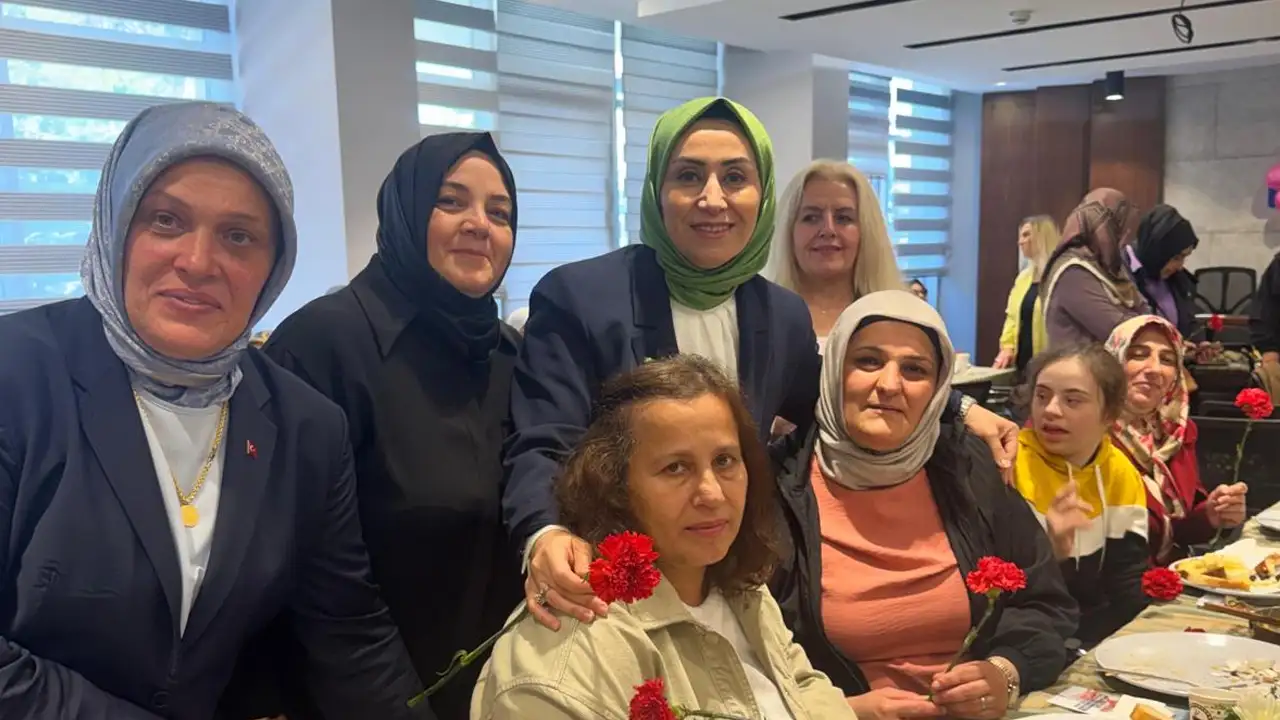 trabzonda-ozel-annelere-anlamli-ziyaret-duygu-dolu-anlar-yasandi