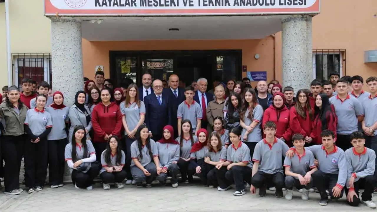 omer-yildiz-37-yil-sonra-kurdugu-okula-dondu