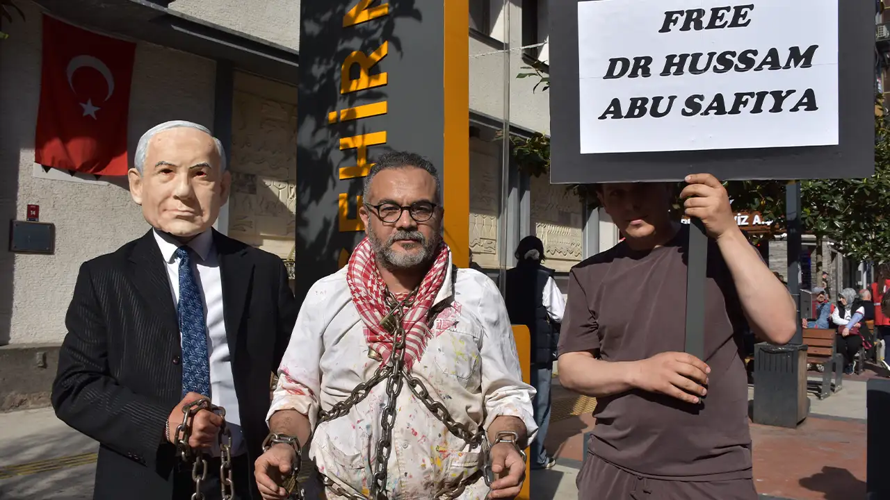 trabzonda-gazze-protestosu-zincirli-performans-dikkat-cekti