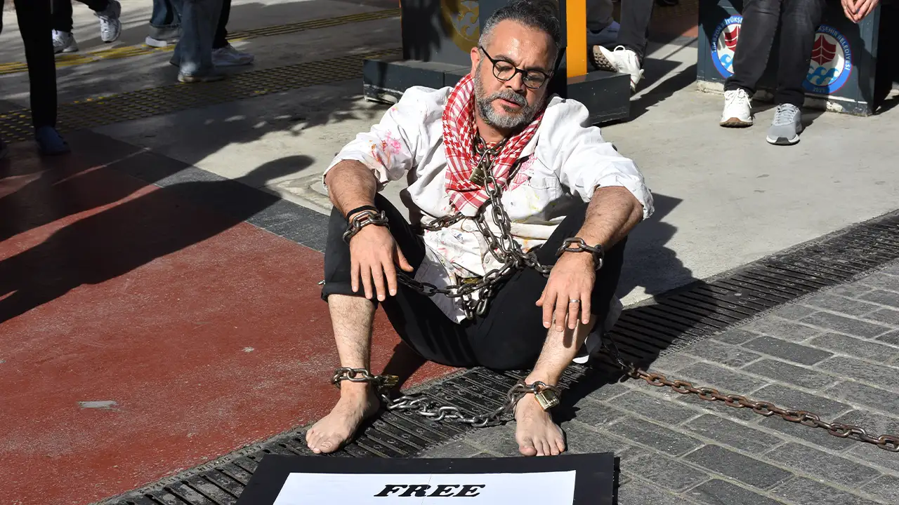 trabzonda-gazze-protestosu-zincirli-performans-dikkat-cekti