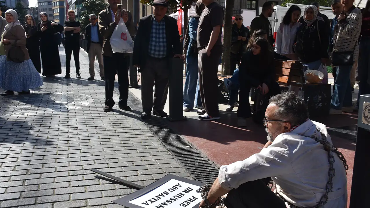 trabzonda-gazze-protestosu-zincirli-performans-dikkat-cekti