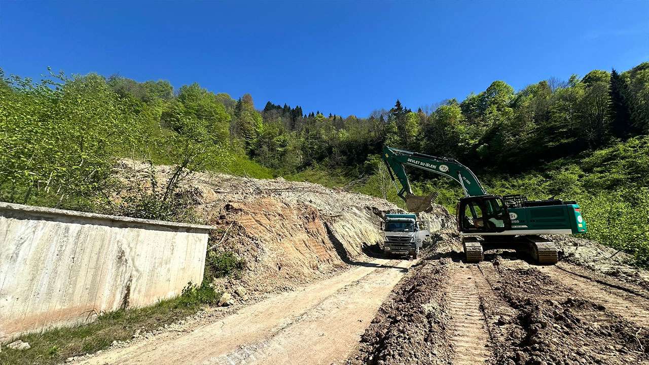 trabzonda-milletvekili-buyukaydin-heyelan-sonrasi-bolgeye-gitti