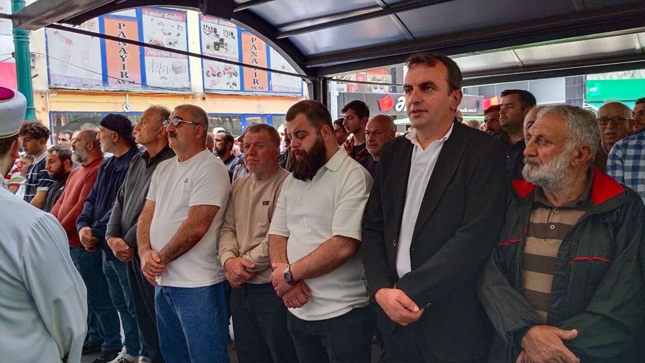 artvinde-annesine-10-yil-bakan-genc-anneler-gununde-yikildi