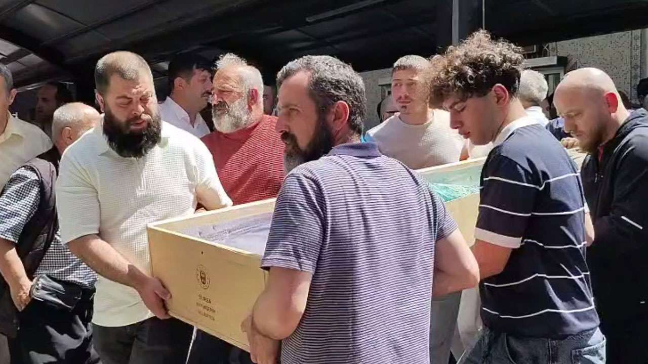 artvinde-annesine-10-yil-bakan-genc-anneler-gununde-yikildi