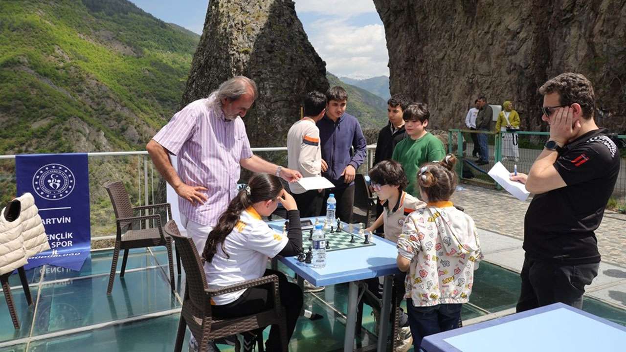artvinde-cam-terasta-satranc-heyecani
