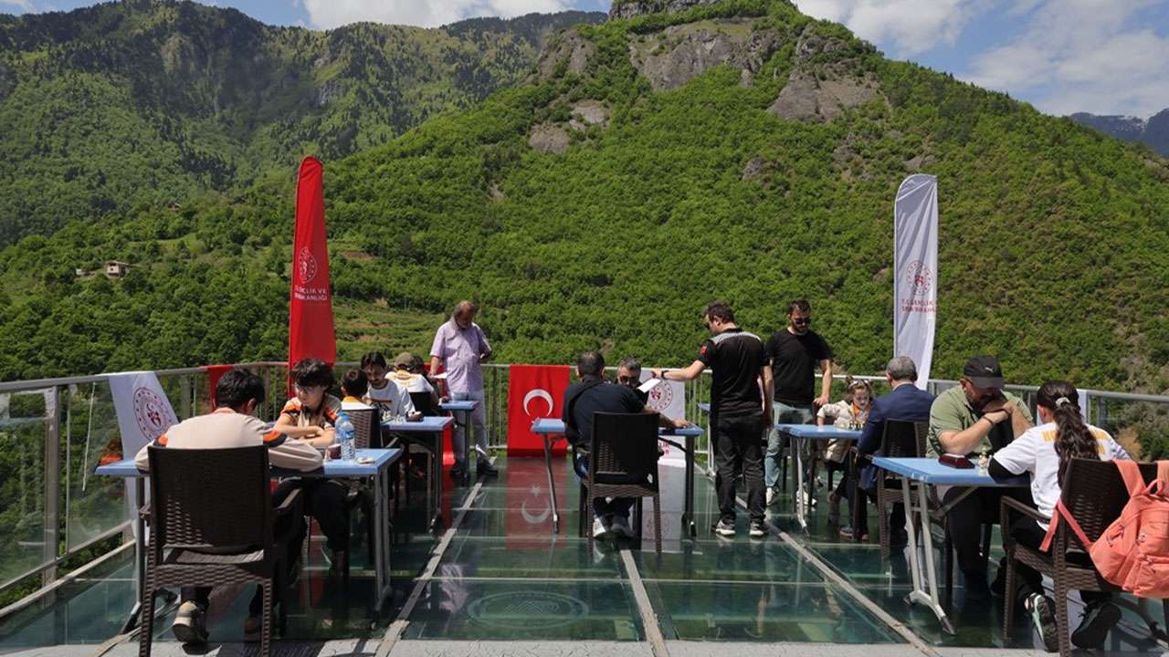 artvinde-cam-terasta-satranc-heyecani