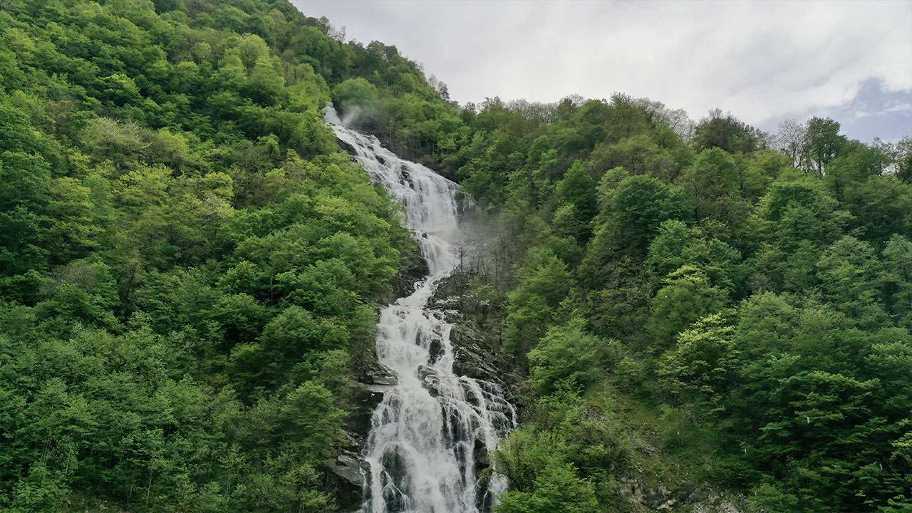 giresunda-190-metreden-akan-selale-ilgi-odagi-oldu