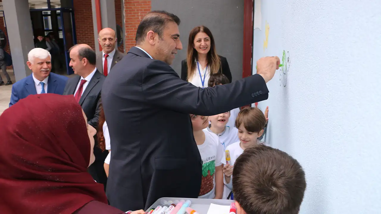 meb-genel-muduru-kilinc-trabzonda-ogrencilerle-bulustu