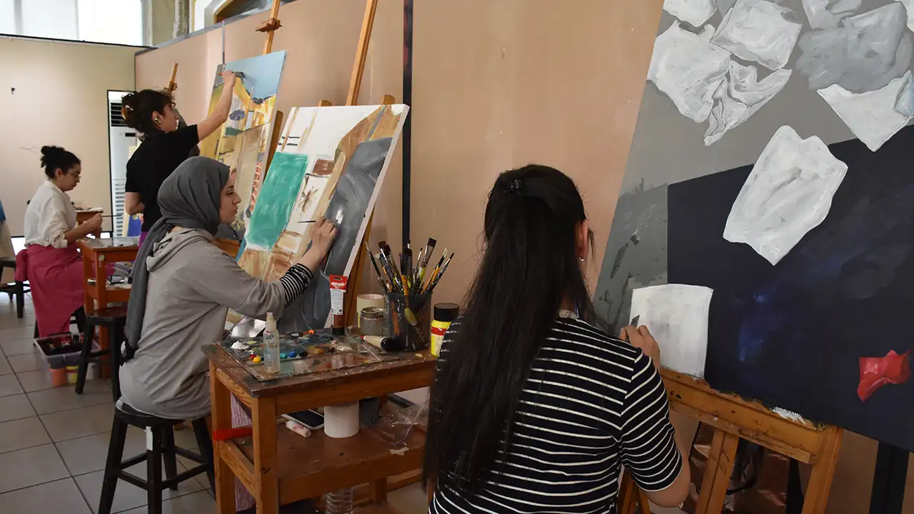 trabzon-universitesinde-sanat-calistayi-ogrencileri-ustalarla-bulusturdu