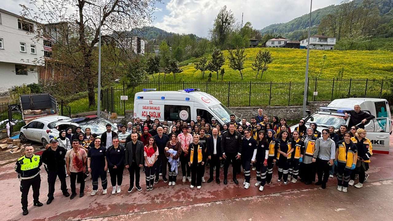 trabzonda-universite-ogrencilerine-afet-tatbikati-egitimi