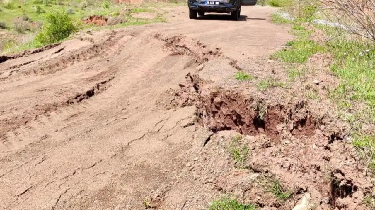 giresunda-heyelan-sonrasi-yollar-yeniden-ulasima-aciliyor