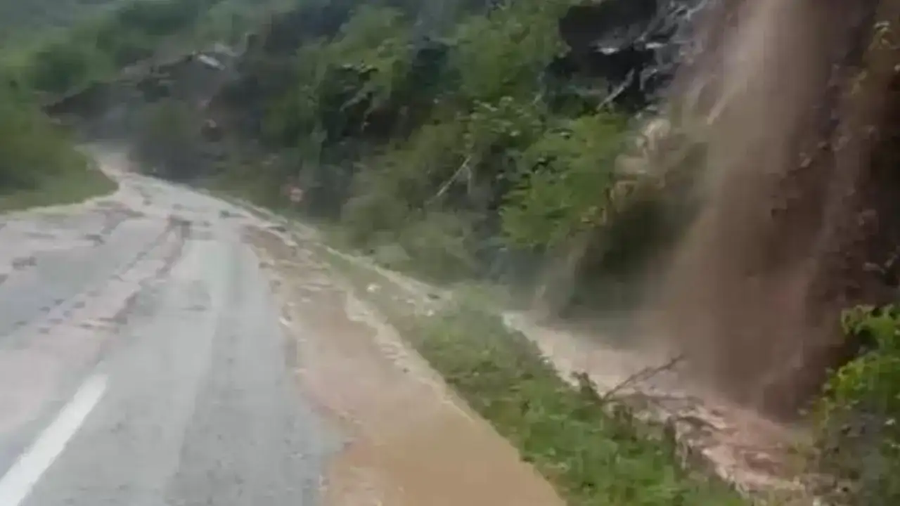 trabzon-bayburt-karayolunda-sel-alarmi-ulasim-durdu