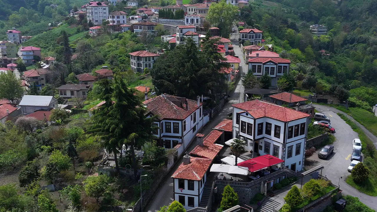 trabzondaki-tarihi-orta-mahalle-turistlerin-ugrak-noktasi-oldu
