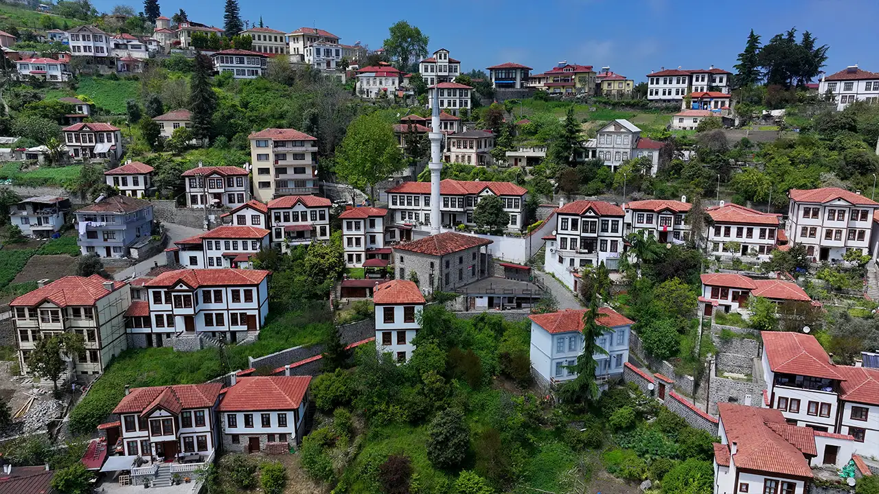 trabzondaki-tarihi-orta-mahalle-turistlerin-ugrak-noktasi-oldu