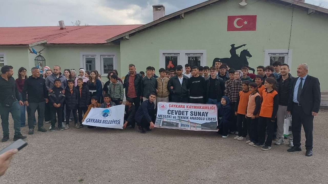 trabzonlu-ogrenciler-vandaki-kardes-okulla-bulustu