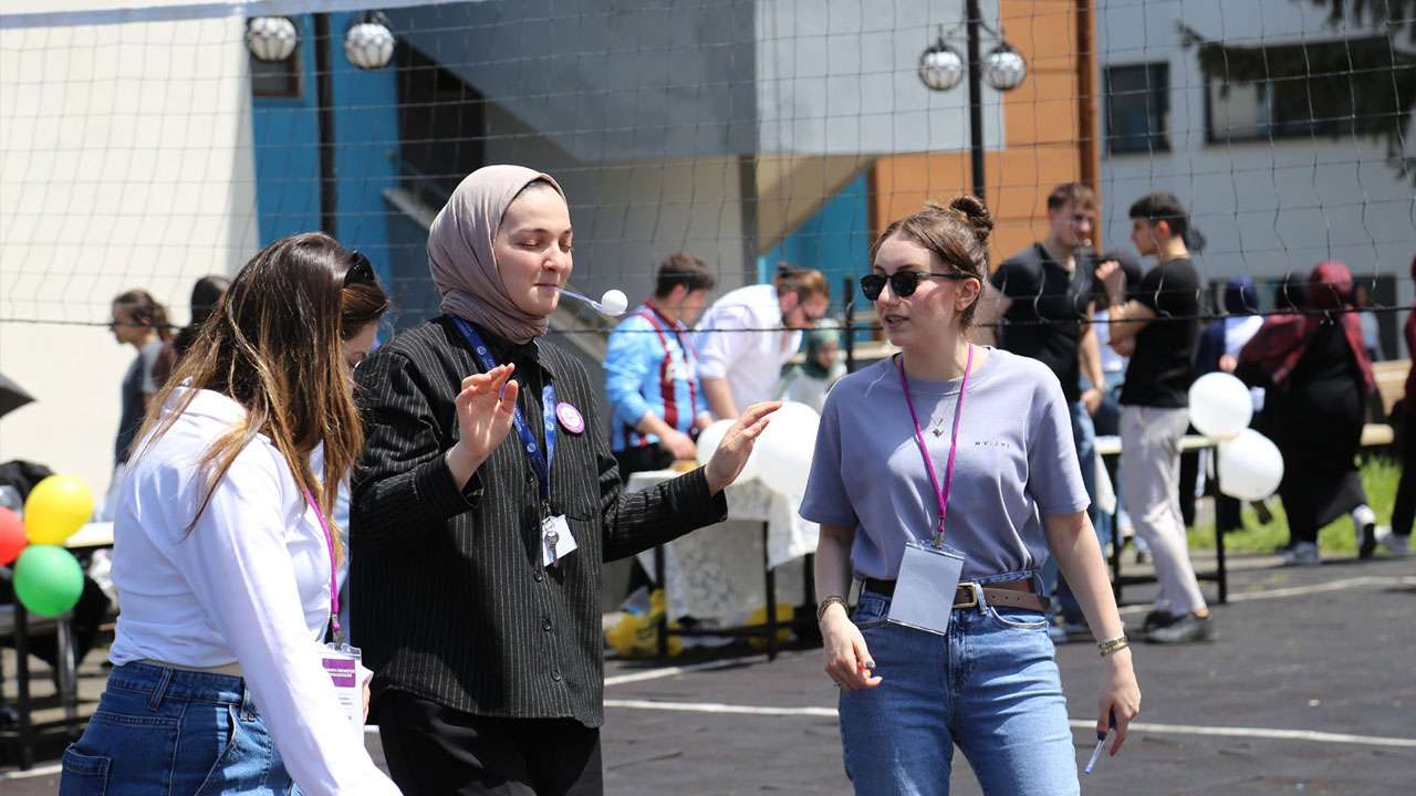 avrasya-universitesinde-oyun-senligi-renkli-goruntuler