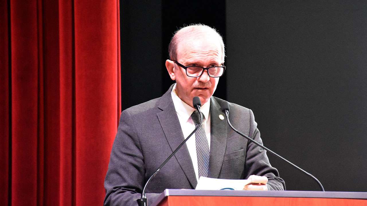 trabzonda-oktay-sinanoglu-anisina-munazara-finali-yapildi