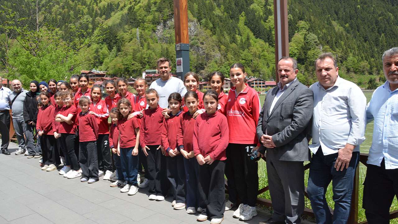 trabzondaki-futbol-sampiyonasi-icin-gelen-ogrenciler-uzungoldeydi