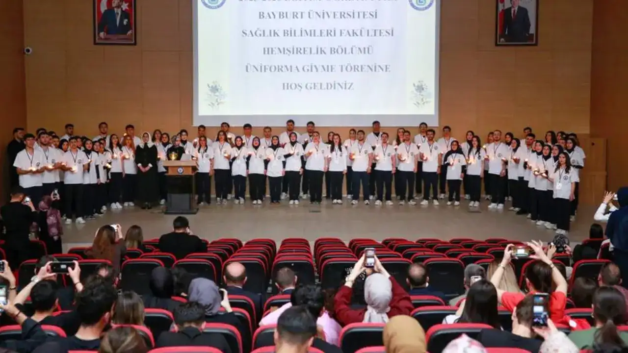 bayburt-universitesinde-hemsirelik-ogrencileri-uniformalarini-giydi