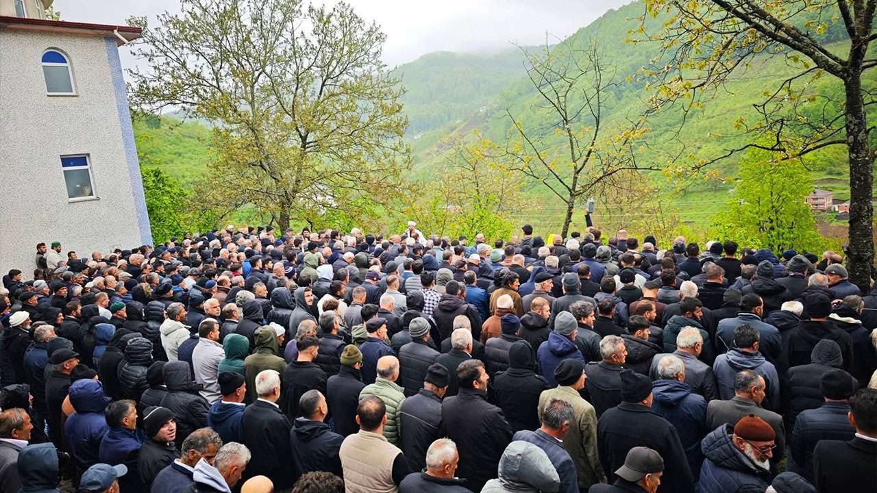 bolgemizde-aci-tesaduf-anne-ve-oglu-yan-yana-defnedildi