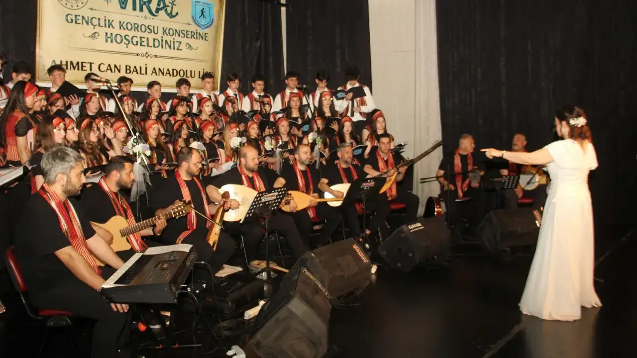 pelitli-ahmet-can-bali-anadolu-lisesi-ogrencilerinden-turku-soleni