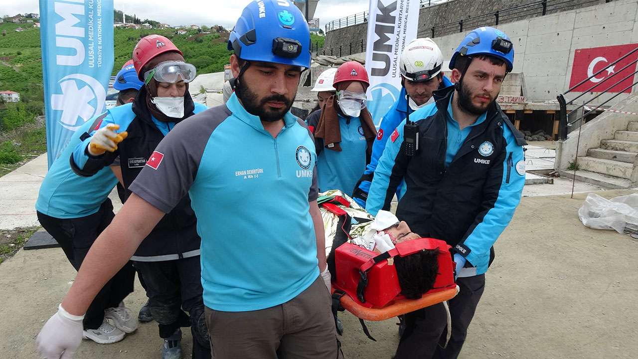 trabzonda-gercegi-aratmayan-deprem-tatbikati