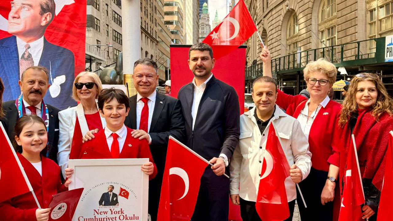 abdnin-new-york-kentinde-iletisim-baskanligi-himayesinde-turk-amerikan-dernekleri-federasyonu-tadf-koordinasyonunda-yarin-yapilacak-43uncu-turk-gunu-yuruyusu-oncesi-bayrak-cekme-toreni-duzenlendi