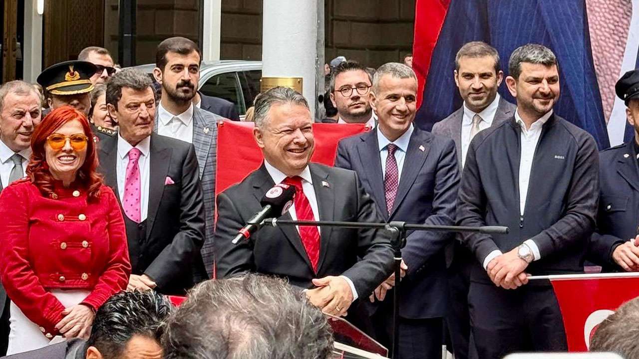 abdnin-new-york-kentinde-iletisim-baskanligi-himayesinde-turk-amerikan-dernekleri-federasyonu-tadf-koordinasyonunda-yarin-yapilacak-43uncu-turk-gunu-yuruyusu-oncesi-bayrak-cekme-toreni-duzenlendi