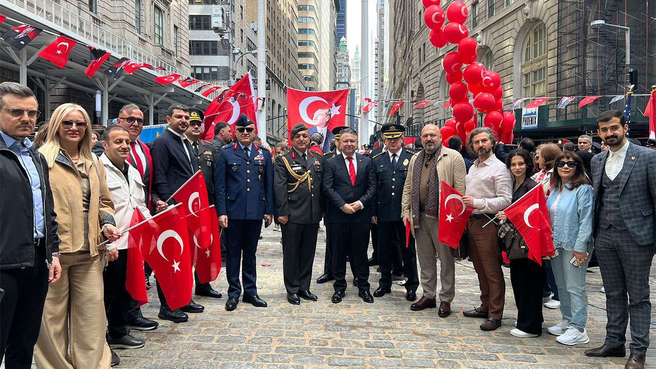 abdnin-new-york-kentinde-iletisim-baskanligi-himayesinde-turk-amerikan-dernekleri-federasyonu-tadf-koordinasyonunda-yarin-yapilacak-43uncu-turk-gunu-yuruyusu-oncesi-bayrak-cekme-toreni-duzenlendi