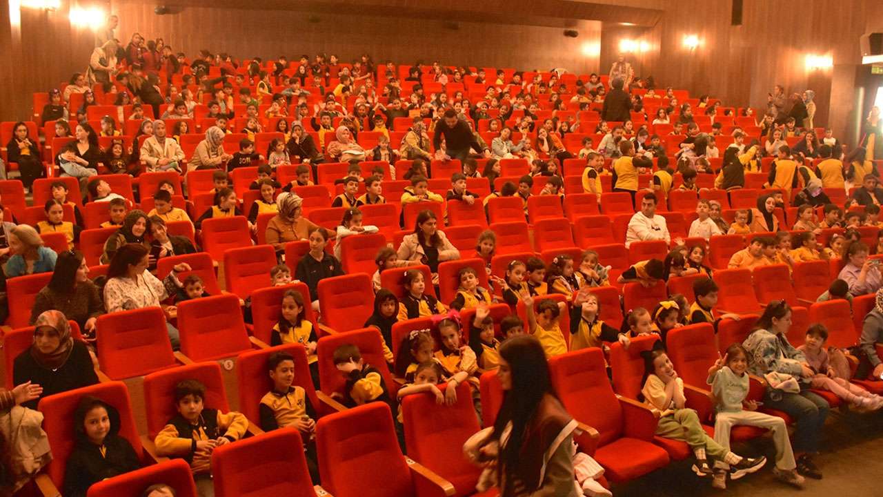 devlet-tiyatrolari-sanatcilari-vanda-tiyatro-sevgisini-genclere-ve-cocuklara-asiliyor
