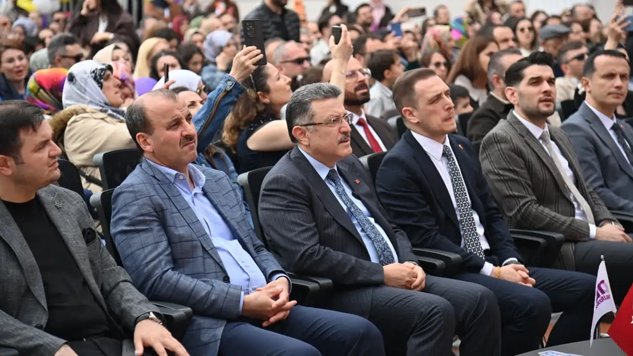 trabzonda-600-ogrencinin-sahne-aldigi-festival-buyuk-ilgi-gordu
