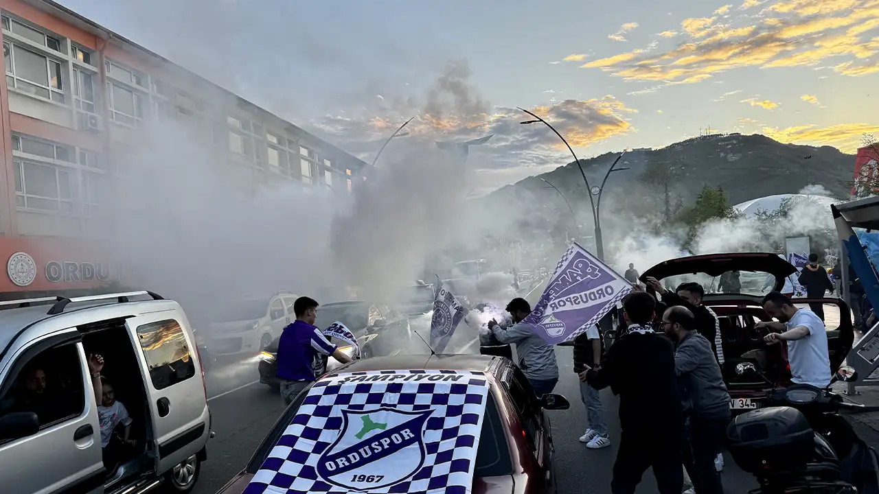 ordulular-52-orduspor-fknin-sampiyonlugunu-sokaklarda-kutladi