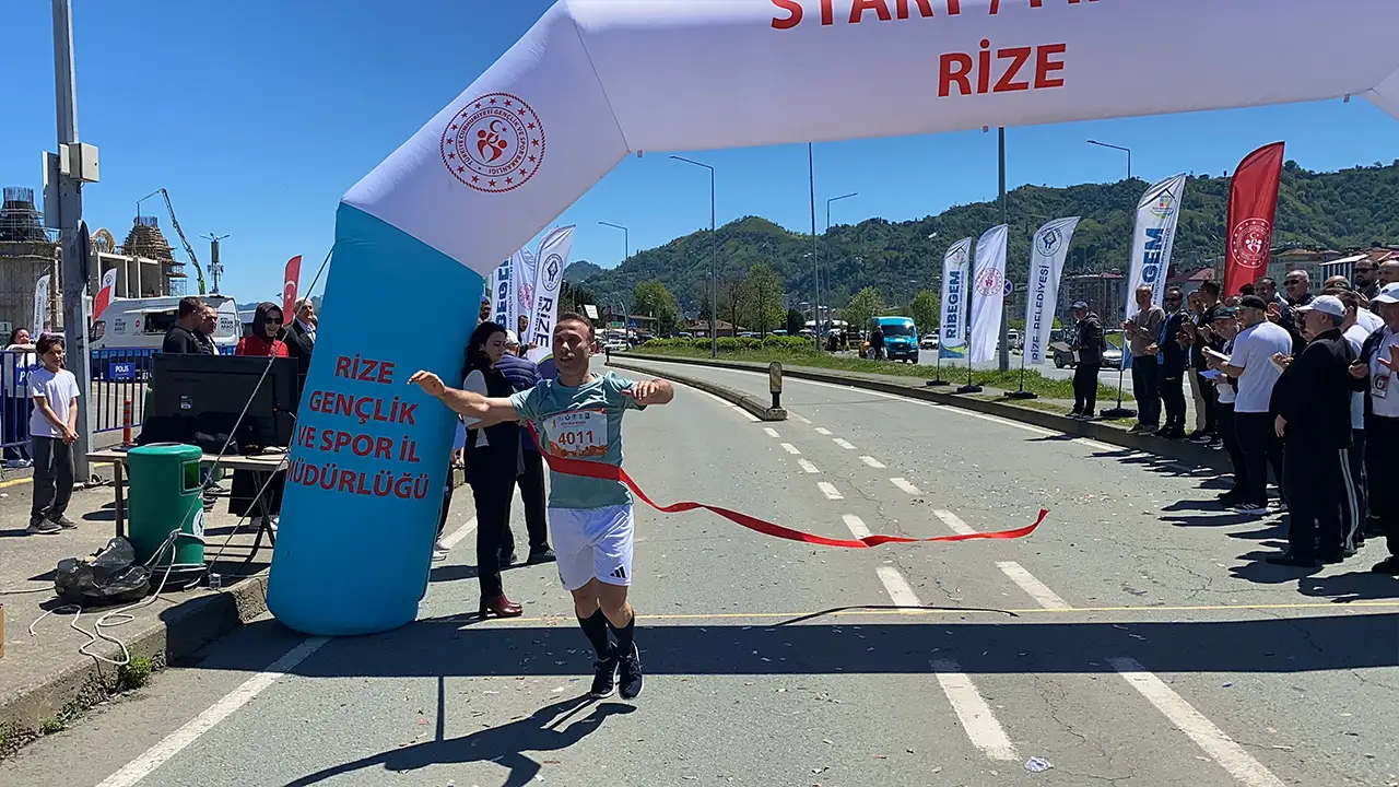 rizede-5-bin-353-metrelik-halk-kosusunda-nefes-kesen-yaris