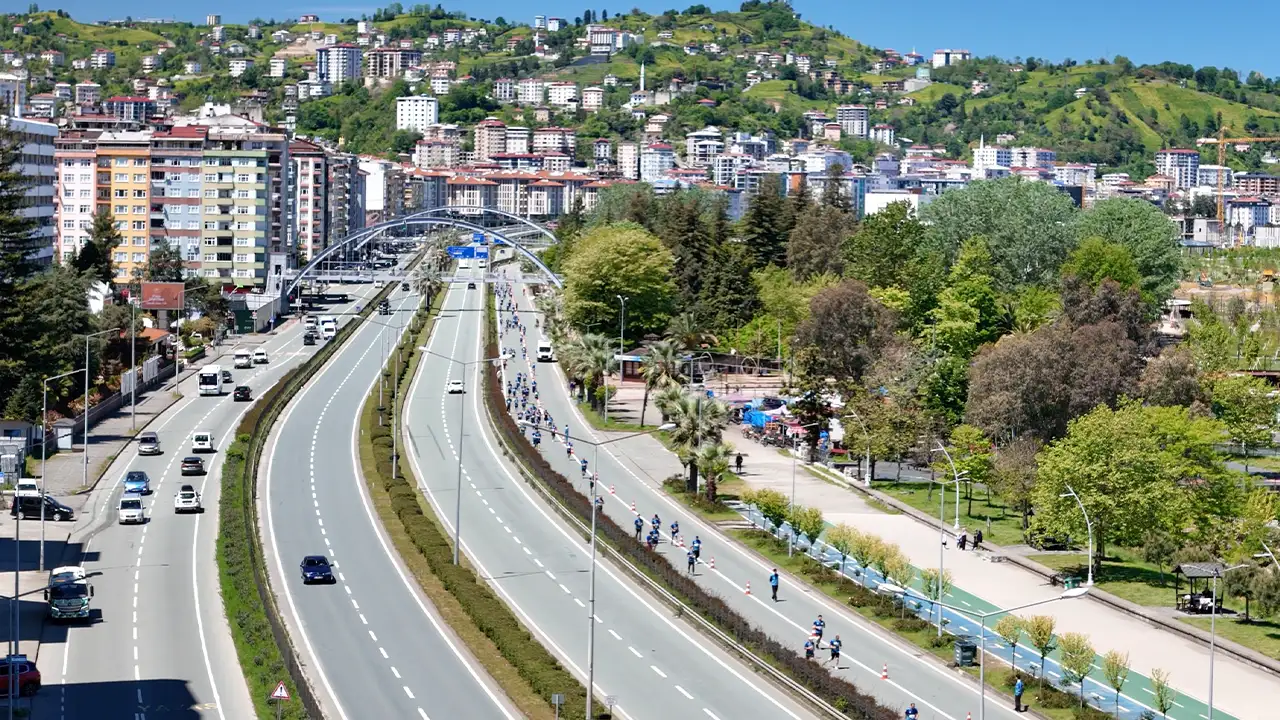 rizede-5-bin-353-metrelik-halk-kosusunda-nefes-kesen-yaris