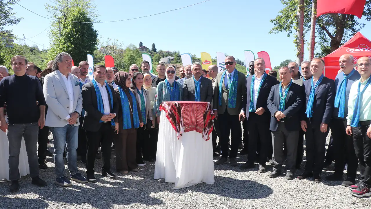 rizede-cay-hasadi-bir-yaprakla-baslar-etkinligiyle-karsilandi