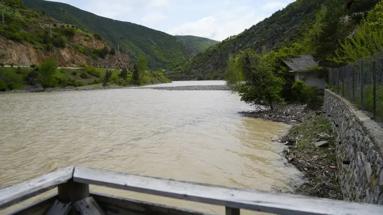 torul-baraj-golunde-cop-alarmi-vatandas-cozum-bekliyor