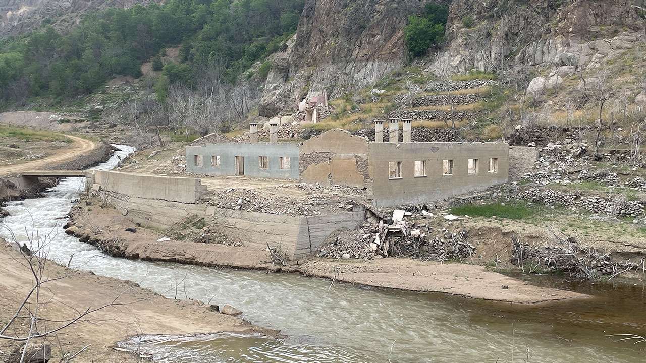 yusufeli-barajinda-sular-cekildi-tekkale-koyu-ortaya-cikti