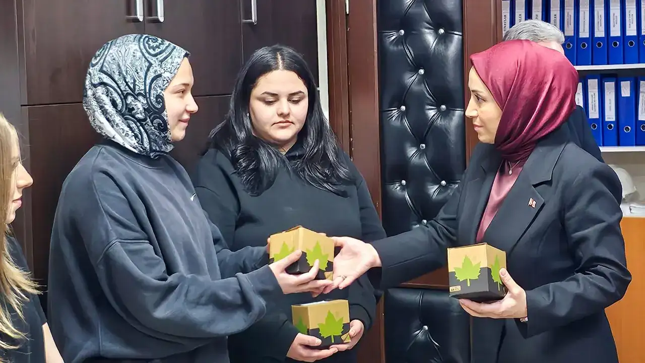 ak-parti-kadin-kollarindan-genclere-19-mayis-ziyareti