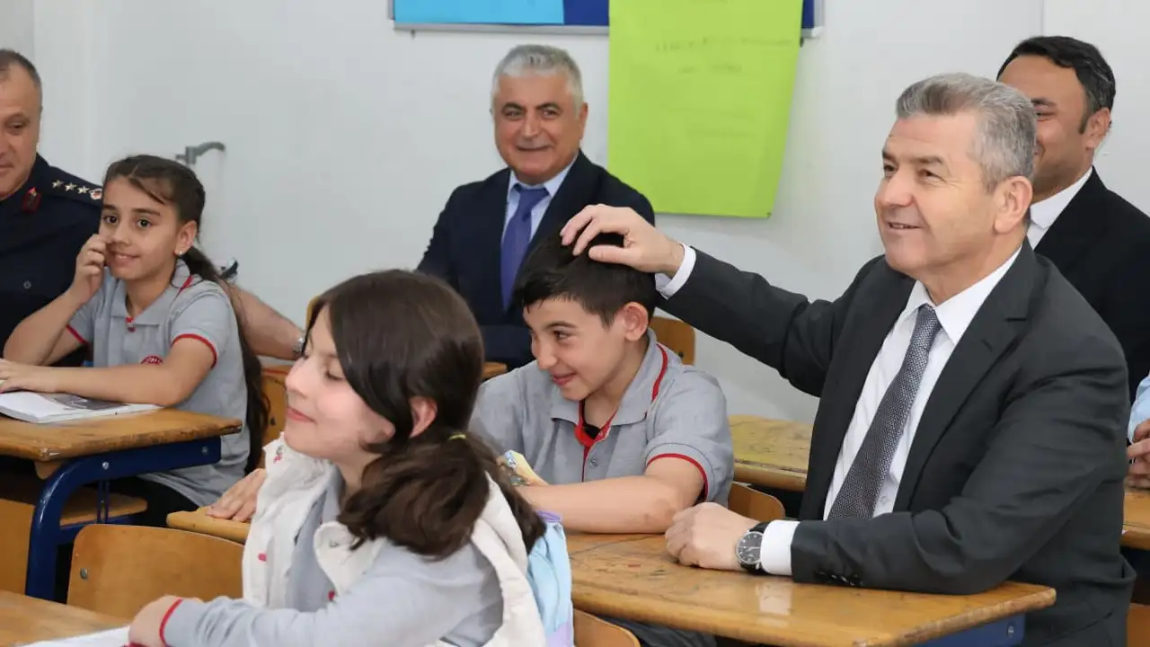 artvin-valisi-ergunden-okul-ziyaretlerinde-ogrencilere-moral