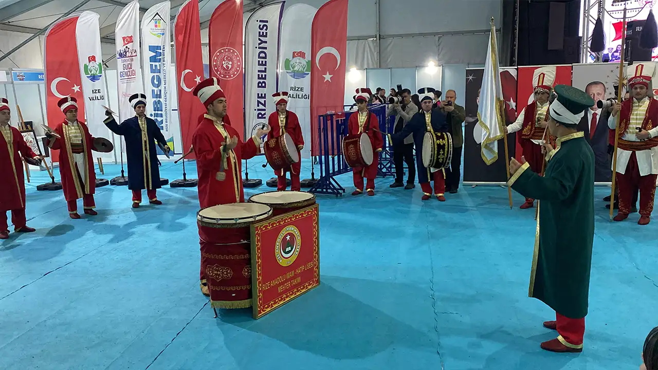 rizede-dev-cay-bardagina-turk-bayragi-asildi