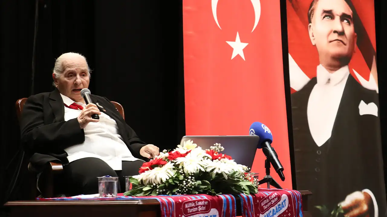 timsal-karabekir-trabzonda-genclerle-tarihi-konustu