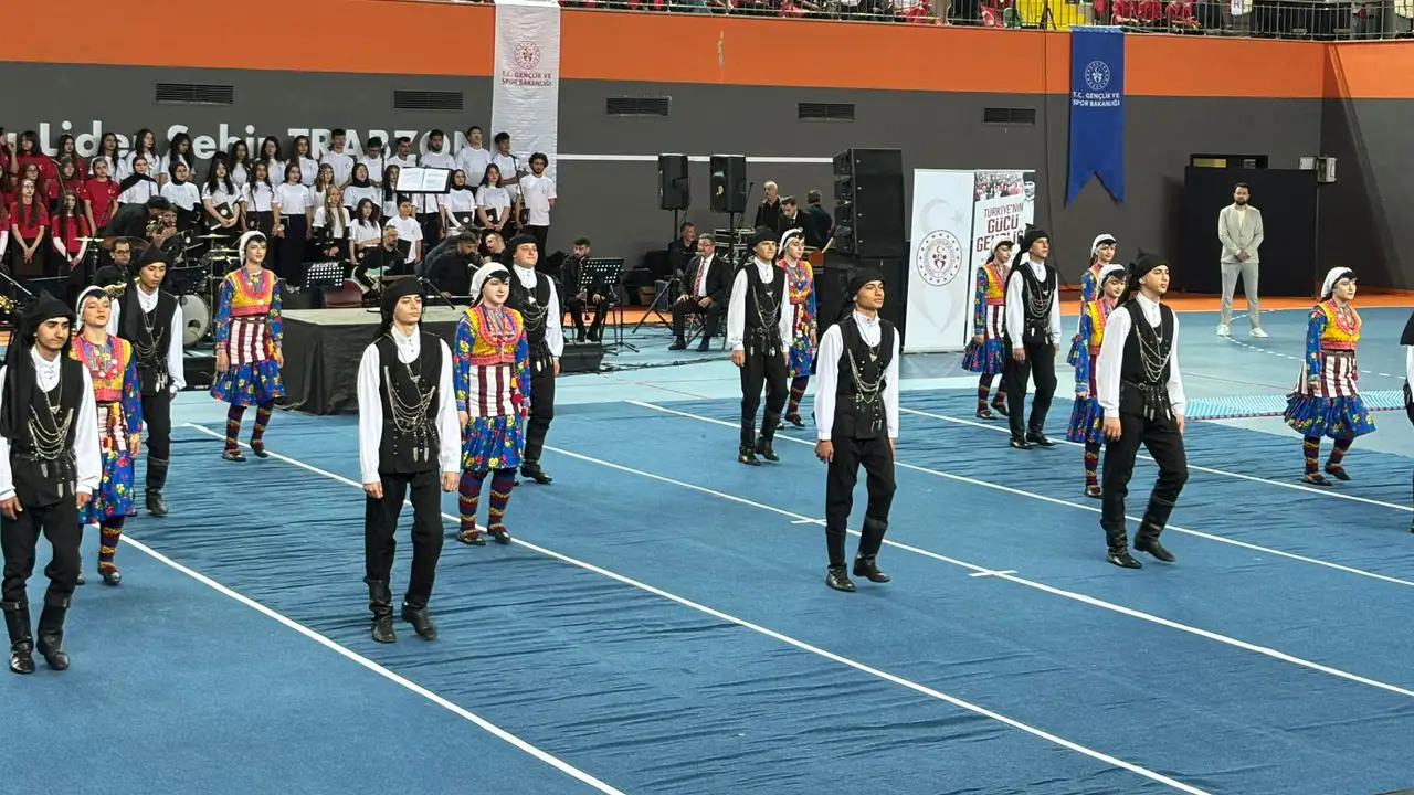 trabzonda-19-mayis-coskusu-genclik-bayrami-renkli-gosterilerle-kutlandi
