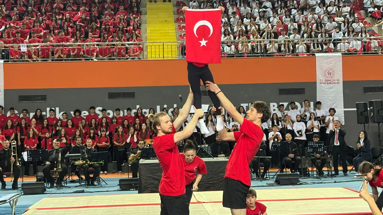 trabzonda-19-mayis-coskusu-genclik-bayrami-renkli-gosterilerle-kutlandi