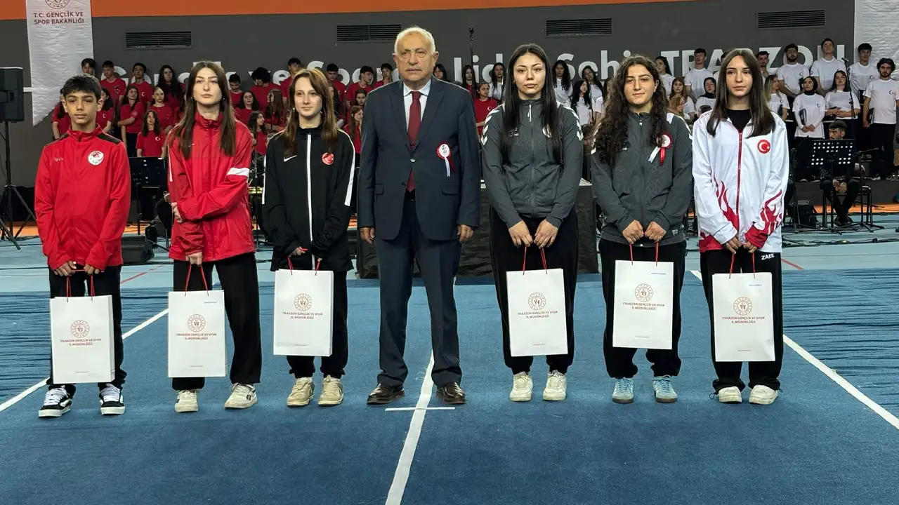 trabzonda-19-mayis-coskusu-genclik-bayrami-renkli-gosterilerle-kutlandi