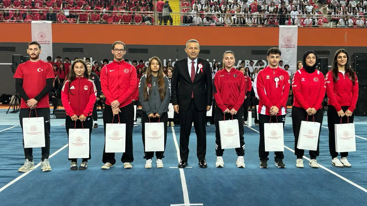 trabzonda-19-mayis-coskusu-genclik-bayrami-renkli-gosterilerle-kutlandi