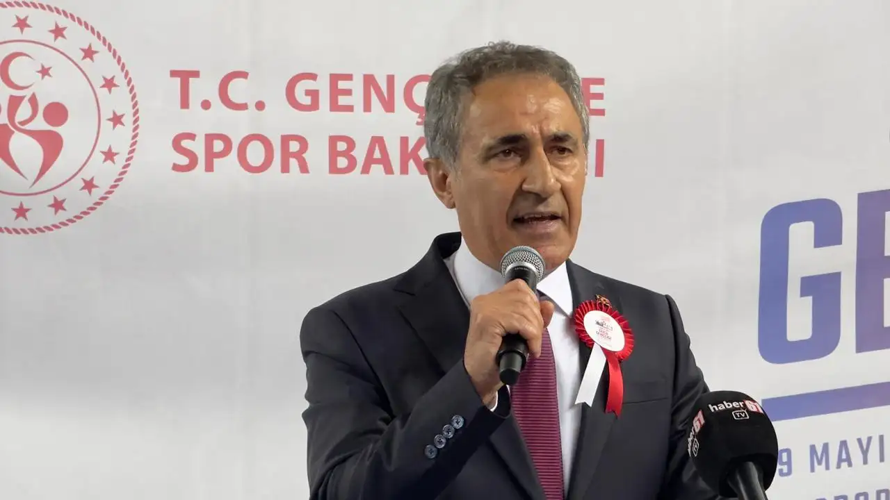 trabzonda-19-mayis-coskusu-genclik-bayrami-renkli-gosterilerle-kutlandi