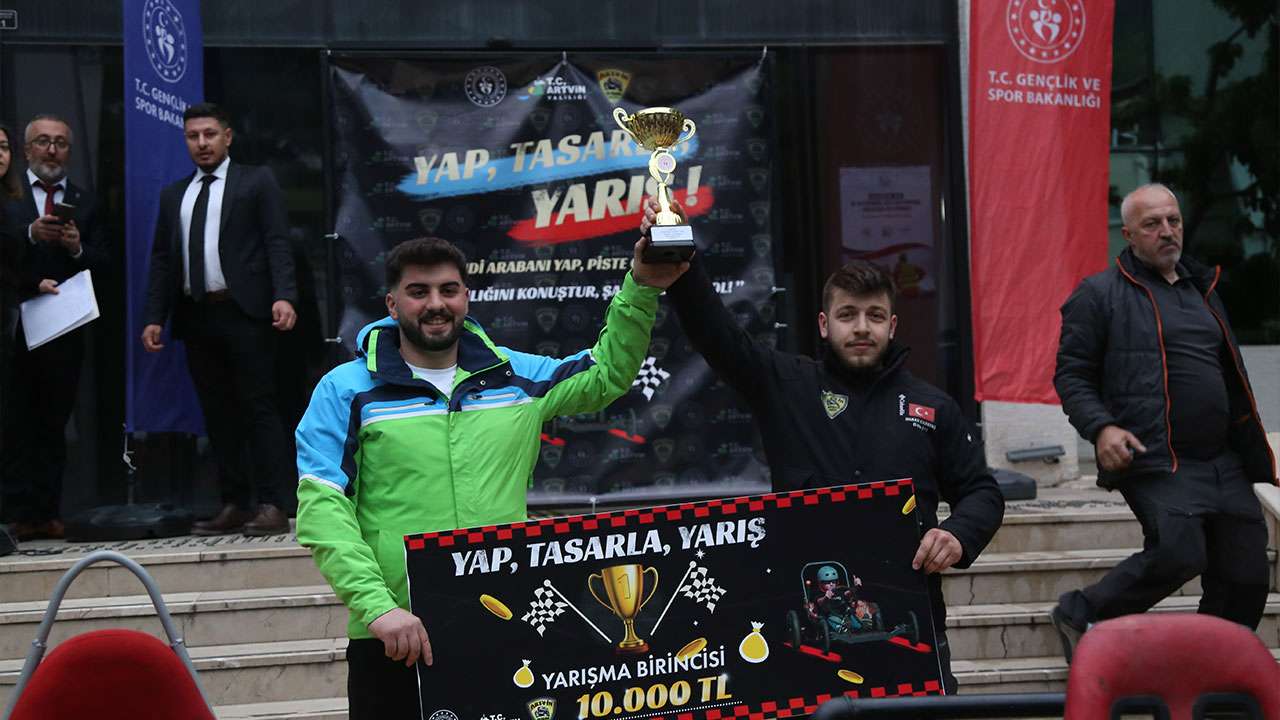artvinde-hurda-araclarla-yokus-asagi-yaris-duzenlendi