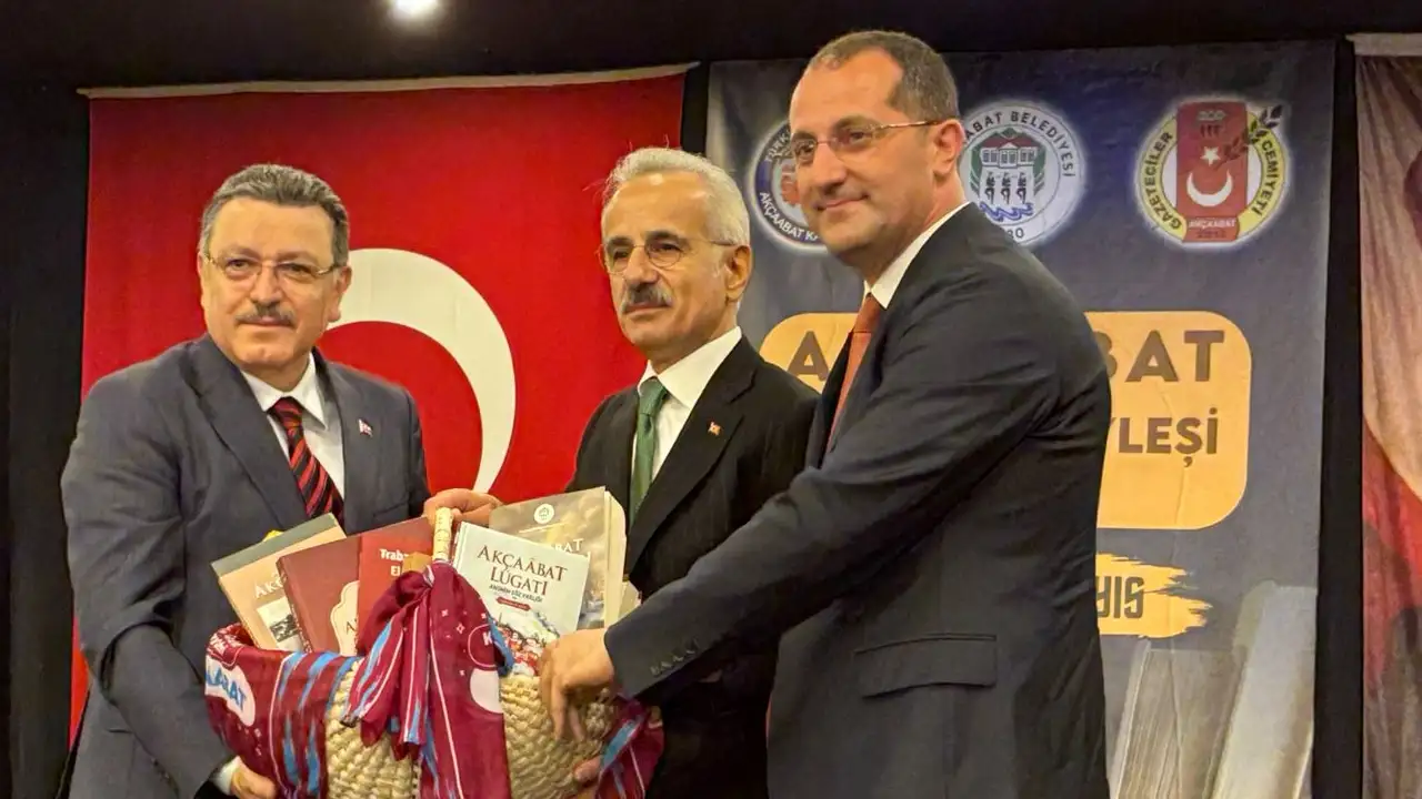 bakan-uraloglu-trabzonda-kitap-fuarina-katildi