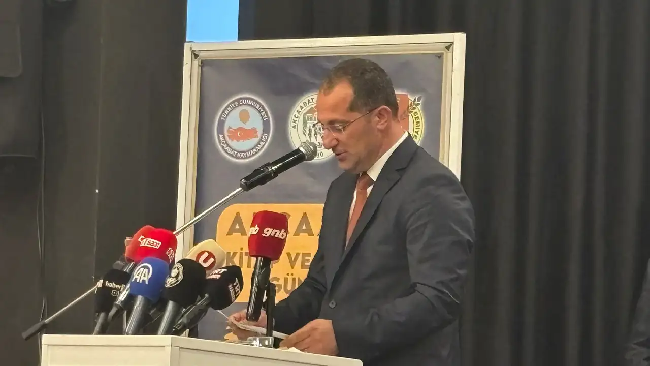 bakan-uraloglu-trabzonda-kitap-fuarina-katildi